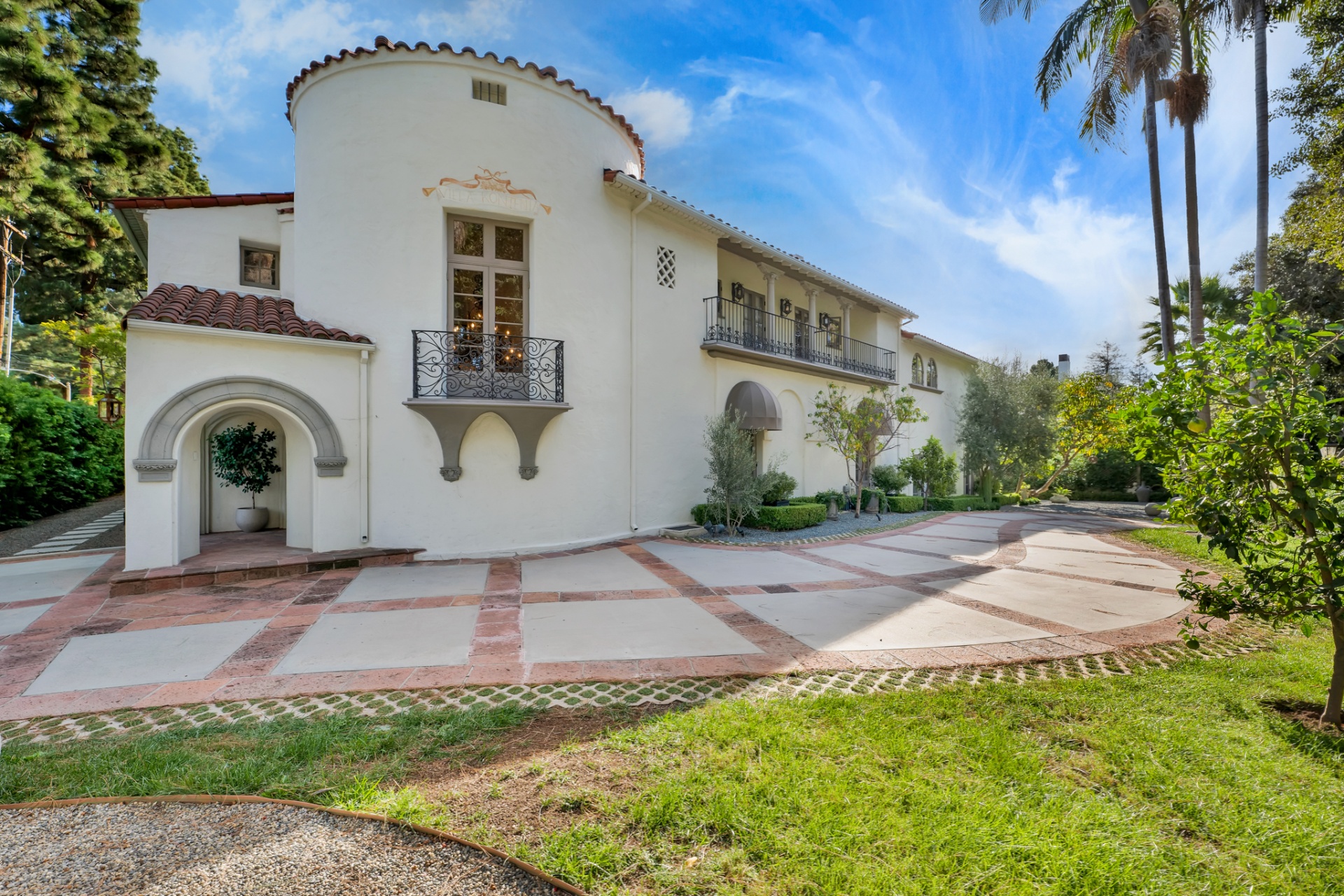 Front facade of Villa Del Sol